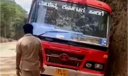 ನಿಯಂತ್ರಣ ತಪ್ಪಿ ರಸ್ತೆ ಬದಿಯ ಧರೆಗೆ ಗುದ್ದಿದ ಬಸ್; ಪ್ರಯಾಣಿಕರು ಅಪಾಯದಿಂದ ಪಾರು