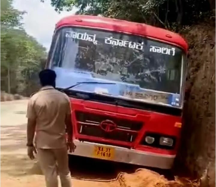 ನಿಯಂತ್ರಣ ತಪ್ಪಿ ರಸ್ತೆ ಬದಿಯ ಧರೆಗೆ ಗುದ್ದಿದ ಬಸ್; ಪ್ರಯಾಣಿಕರು ಅಪಾಯದಿಂದ ಪಾರು
