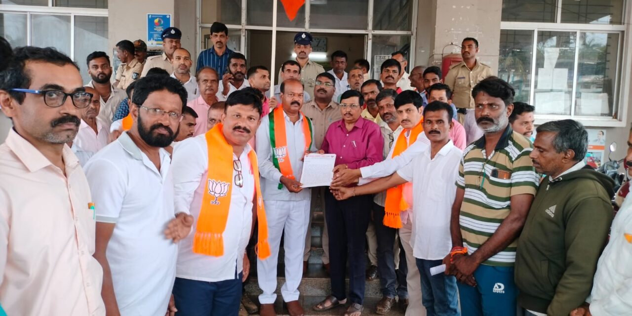 ಪಟ್ಟಣ ಪಂಚಾಯತ್ ಜಾಗವನ್ನು ಉರ್ದು ಶಾಲೆಗೆ ಕೊಡುವ ಹುನ್ನಾರ: ಬಿಜೆಪಿ ಪ್ರತಿಭಟನೆ