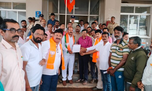 ಪಟ್ಟಣ ಪಂಚಾಯತ್ ಜಾಗವನ್ನು ಉರ್ದು ಶಾಲೆಗೆ ಕೊಡುವ ಹುನ್ನಾರ: ಬಿಜೆಪಿ ಪ್ರತಿಭಟನೆ