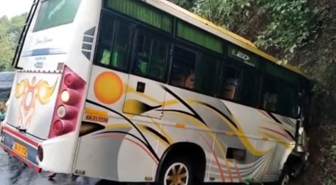 ಅರಬೈಲ್ ಘಟ್ಟದಲ್ಲಿ ಮದುವೆ ದಿಬ್ಬಣದ ಬಸ್ ಅಪಘಾತ…!