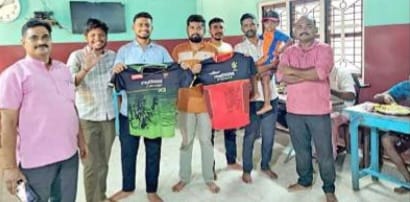 ವೃದ್ಧಾಶ್ರಮದಲ್ಲಿರುವರಿಗೆ ಸಿಹಿ,ಊಟ ನೀಡಿ,ಪಟಾಕಿ ಸಿಡಿಸದೇ ಅಂಕೋಲಾ ಆರ್ ಸಿಬಿ ಅಭಿಮಾನಿಗಳ ಗೆಲುವಿನ ಸಂಭ್ರಮ