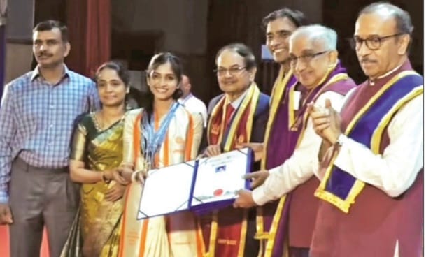 ಫಿಸಿಯೋಥೆರಪಿ ಪದವಿಯಲ್ಲಿ ಬೆಡಸಗಾಂವ ಹೊಸ್ತೋಟದ ಡಾ.ರಶ್ಮಿಗೆ ಆರು ಚಿನ್ನದ ಪದಕ