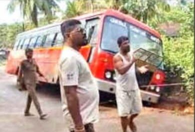 ನಿಯಂತ್ರಣ ತಪ್ಪಿ ಚರಂಡಿಗೆ ಜಾರಿದ ಸಾರಿಗೆ ಬಸ್‌;ತಪ್ಪಿದ ಅಪಾಯ