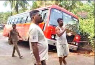 ನಿಯಂತ್ರಣ ತಪ್ಪಿ ಚರಂಡಿಗೆ ಜಾರಿದ ಸಾರಿಗೆ ಬಸ್‌;ತಪ್ಪಿದ ಅಪಾಯ