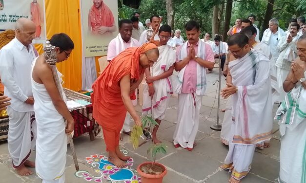 ನೀರೆರೆಯುವದರ ಮೂಲಕ ವೃಕ್ಷಾರೋಪಣ ಅಭಿಯಾನ ಹಸಿರು ಸಮಾರಂಭಕ್ಕೆ ಸೋಂದಾಶ್ರೀಗಳಿಂದ  ಚಾಲನೆ