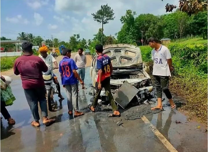 ಹೆದ್ದಾರಿಯ ನಡುರಸ್ತೆಯಲ್ಲಿ ದಗದಗನೆ ಹೊತ್ತಿ ಉರಿದ ಕಾರು; ಕ್ಷಣಾರ್ಧದಲ್ಲಿ ಸುಟ್ಟು ಕರಕಲು
