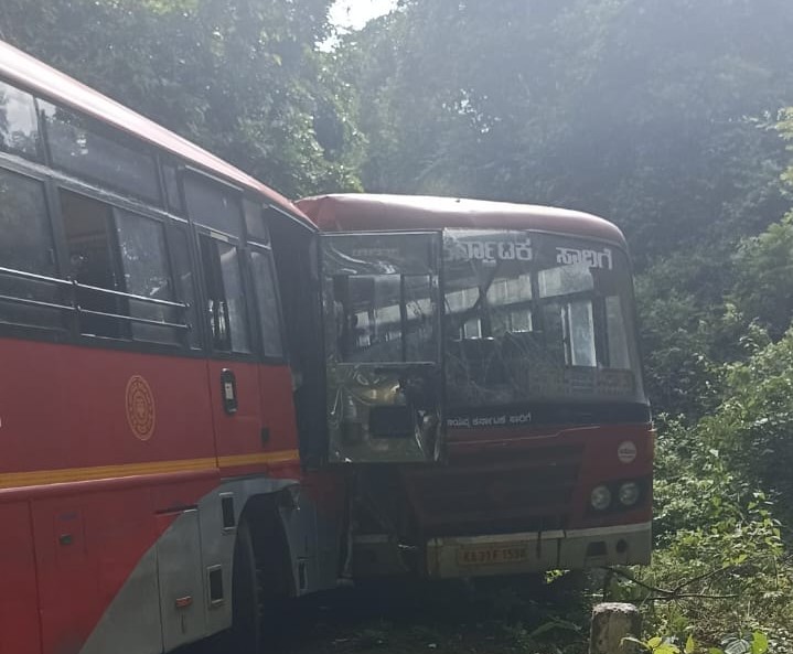 ಸಾರಿಗೆ ಸಂಸ್ಥೆಯ ಬಸ್ ಗಳ ನಡುವೆ ಡಿಕ್ಕಿ