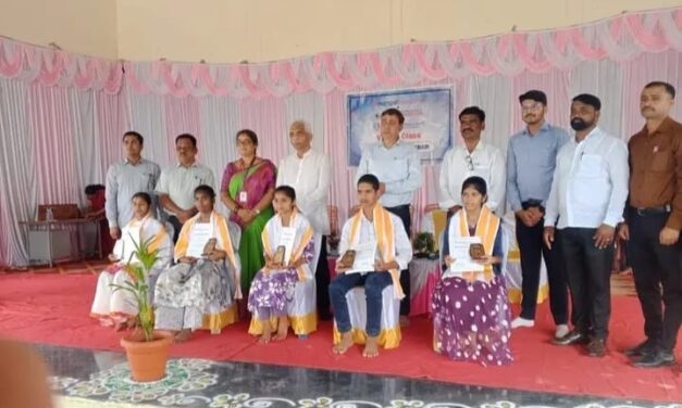 ಕುಂಬಾರವಾಡ ಪ್ರೌಢಶಾಲೆಯ ಎಸ್‌ಎಸ್‌ಎಲ್ ಸಿ ಪ್ರಥಮ ಸ್ಥಾನ ಪಡೆದ ರಕ್ಷಿತಾ ವೇಳಿಪ ಸನ್ಮಾನ