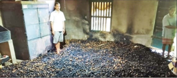 ಸಿದ್ದಾಪುರದ ಕೇಡಿದಂಟಕಲ್ ಅಗ್ನಿ ಅವಘಡ;70ಕ್ಕೂ ಅಧಿಕ ಸಿಪ್ಪೆ ಅಡಿಕೆ ಚೀಲ ಬೆಂಕಿಗಾಹುತಿ