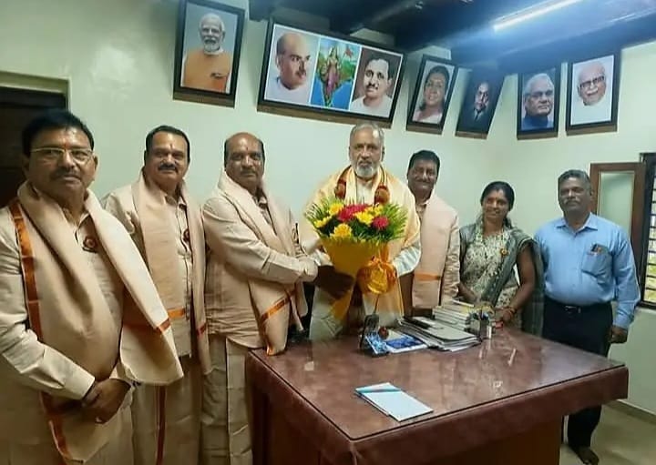ಶ್ರೀ ಮಾರಿಕಾಂಬಾ ದೇವಸ್ಥಾನದ ನೂತನ ಆಡಳಿತ ಮಂಡಳಿಯಿಂದ ಸಂಸದರಿಗೆ ಸನ್ಮಾನ