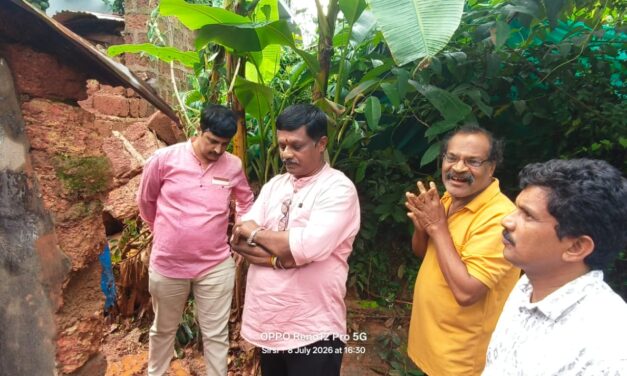 ಕಂಪೌಂಡ್ ಗೋಡೆ ಕುಸಿದು ಮನೆಗೆ ಹಾನಿ: ಶಿರಸಿ ನಗರ ಬಿಜೆಪಿ ತಂಡ ಭೇಟಿ, ಆರ್ಥಿಕ ನೆರವು