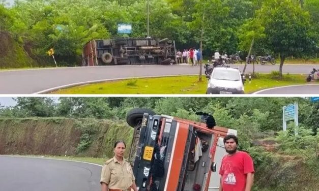 ​ತೆಂಗಿನಕಾಯಿ ಚಿಪ್ಪು ಸಾಗಿಸುತ್ತಿದ್ದ ಲಾರಿ ನಿಯಂತ್ರಣ ತಪ್ಪಿ ಪಲ್ಟಿ;ಚಾಲಕ ಪಾರು