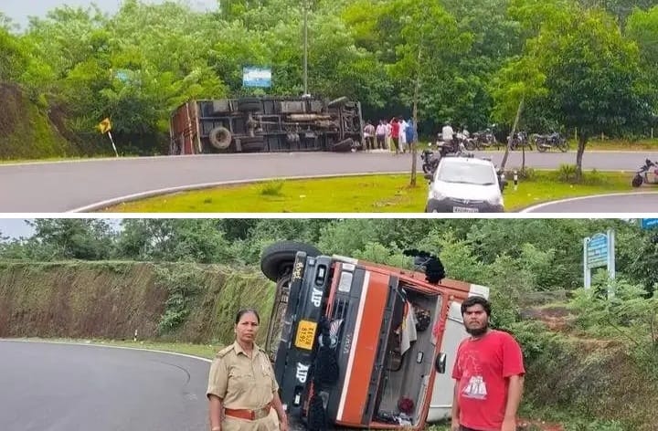 ​ತೆಂಗಿನಕಾಯಿ ಚಿಪ್ಪು ಸಾಗಿಸುತ್ತಿದ್ದ ಲಾರಿ ನಿಯಂತ್ರಣ ತಪ್ಪಿ ಪಲ್ಟಿ;ಚಾಲಕ ಪಾರು