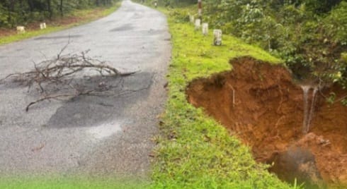 ಆಗಾಗ ಸುರಿದ ಮಳೆಗೆ ರಸ್ತೆ ಪಕ್ಕ ಕುಸಿತ