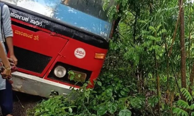 ವಾಹನ ತಪ್ಪಿಸಲು ಹೋಗಿ ಗಟಾರಕ್ಕಿಳಿದ ಬಸ್; ಪ್ರಯಾಣಿಕರು ಅಪಾಯದಿಂದ ಪಾರು