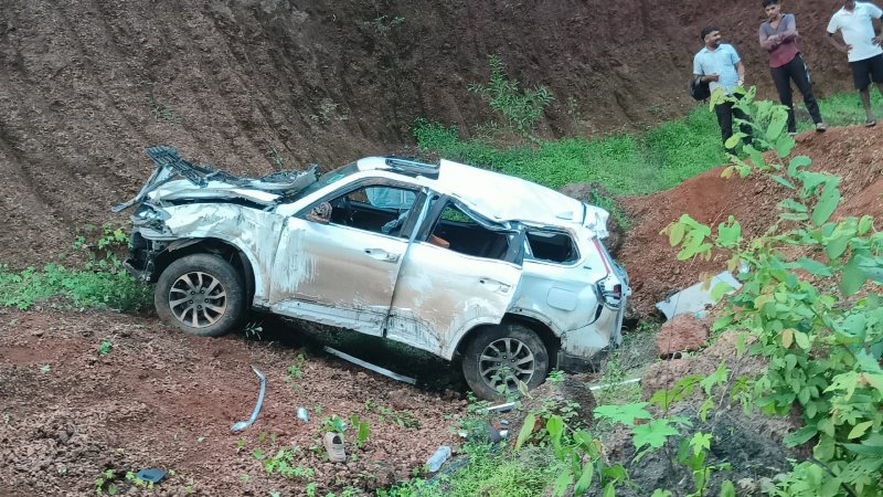 ಕಂದಕಕ್ಕೆ ಬಿದ್ದ ಕರ್ನಾಟಕ ನೋಂದಣಿ ಕಾರು…?