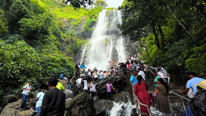Amboli Falls/ ಅಂಬೋಲಿ ಜಲಪಾತ ವೀಕ್ಷಣೆಗೆ ಪ್ರವಾಸಿಗರ ಗರ್ದಿ