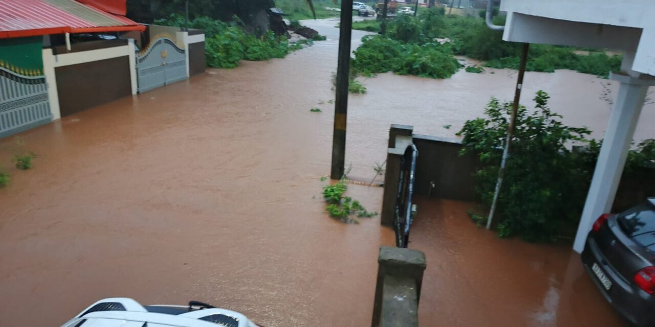 ಧಾರಾಕಾರ ಮಳೆ; ತಗ್ಗಿನ ಮನೆಗಳಿಗೆ ನೀರು, ಜಲಾವೃತ