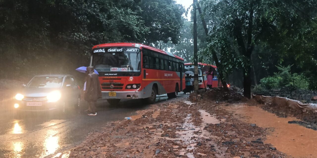 ಕುಂಬಾರವಾಡ ಜೋಯಿಡಾ ಮದ್ಯದಲ್ಲಿ ರುವ ದೇವುಳ್ಳಿ ಯಲ್ಲಿ ಬಸ್ ಸಿಕ್ಕಿ ಹಾಕಿ ಕೊಂಡಿದೆ