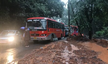 ಕುಂಬಾರವಾಡ ಜೋಯಿಡಾ ಮದ್ಯದಲ್ಲಿ ರುವ ದೇವುಳ್ಳಿ ಯಲ್ಲಿ ಬಸ್ ಸಿಕ್ಕಿ ಹಾಕಿ ಕೊಂಡಿದೆ