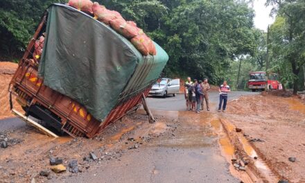 ನಿನ್ನೆ ಬಸ್.. ಇಂದು ಟ್ರಕ್… ಇದೇ ನಮ್ಮ ರಸ್ತೆಯ ದುಸ್ಥಿತಿ…!