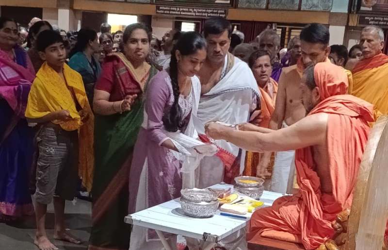 ಕೊಡ್ಲಗದ್ದೆಯ ನಿಧಿ ಭಟ್ ಇವಳಿಗೆ ಸೋಂದಾ ಶ್ರೀಗಳಿಂದ ಪ್ರತಿಭಾ ಪುರಸ್ಕಾರ ಆಶೀರ್ವಾದ