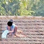 ಶಾಲಾ ಮಕ್ಕಳಿಂದ ಮೇಲ್ಛಾವಣಿ ಸ್ವಚ್ಛತೆಯ ಕೆಲಸ;ಸುರಕ್ಷತೆಯ ಬಗ್ಗೆ ಸಾರ್ವಜನಿಕರ ಆಕ್ರೋಶ