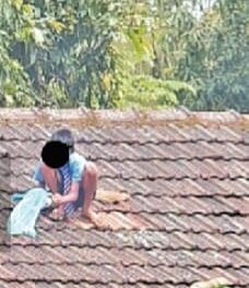 ಶಾಲಾ ಮಕ್ಕಳಿಂದ ಮೇಲ್ಛಾವಣಿ ಸ್ವಚ್ಛತೆಯ ಕೆಲಸ;ಸುರಕ್ಷತೆಯ ಬಗ್ಗೆ ಸಾರ್ವಜನಿಕರ ಆಕ್ರೋಶ