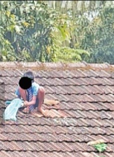 ಶಾಲಾ ಮಕ್ಕಳಿಂದ ಮೇಲ್ಛಾವಣಿ ಸ್ವಚ್ಛತೆಯ ಕೆಲಸ;ಸುರಕ್ಷತೆಯ ಬಗ್ಗೆ ಸಾರ್ವಜನಿಕರ ಆಕ್ರೋಶ
