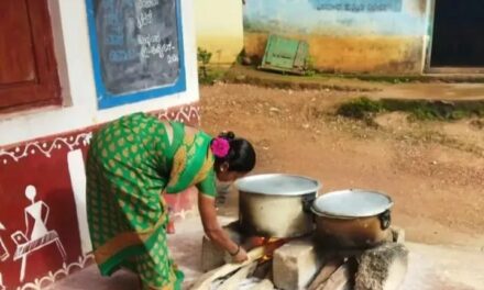 ಅಡುಗೆ ಸಿಲಿಂಡರ್ ಕೊರತೆ;ಕಟ್ಟಿಗೆ ಒಲೆಯಲ್ಲಿ ಶಾಲಾ ಮಕ್ಕಳ ಬಿಸಿಯೂಟ ತಯಾರಿಸುವ ಪರಿಸ್ಥಿತಿ.