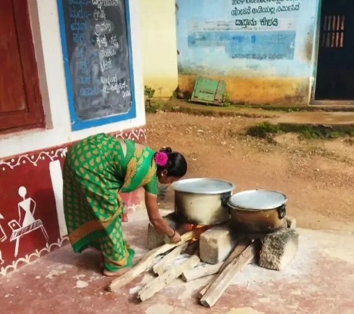 ಅಡುಗೆ ಸಿಲಿಂಡರ್ ಕೊರತೆ;ಕಟ್ಟಿಗೆ ಒಲೆಯಲ್ಲಿ ಶಾಲಾ ಮಕ್ಕಳ ಬಿಸಿಯೂಟ ತಯಾರಿಸುವ ಪರಿಸ್ಥಿತಿ.