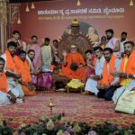 ಬ್ರಹ್ಮಾನಂದ ಶ್ರೀಗಳ ಪಾದಪೂಜೆ ನೆರವೇರಿಸಿದ ಅನಂತಮೂರ್ತಿ ಹೆಗಡೆ ಬಳಗ