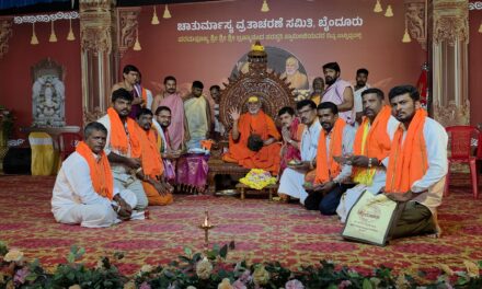 ಬ್ರಹ್ಮಾನಂದ ಶ್ರೀಗಳ ಪಾದಪೂಜೆ ನೆರವೇರಿಸಿದ ಅನಂತಮೂರ್ತಿ ಹೆಗಡೆ ಬಳಗ