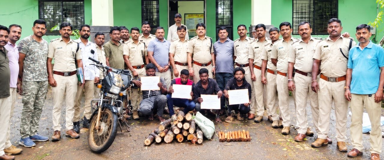 ಯಲ್ಲಾಪುರ ಬೈಕ್ ಮೇಲೆ ಶ್ರೀಗಂಧದ ತುಂಡು ಸಾಗಾಟ;ನಾಲ್ವರ ಬಂಧನ