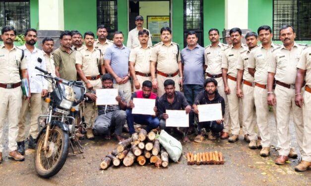 ಯಲ್ಲಾಪುರ ಬೈಕ್ ಮೇಲೆ ಶ್ರೀಗಂಧದ ತುಂಡು ಸಾಗಾಟ;ನಾಲ್ವರ ಬಂಧನ