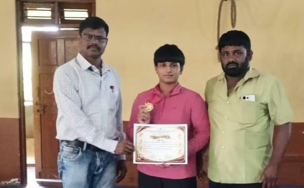 ಕುಸ್ತಿ ಯಲ್ಲಿಬಂಗಾರ ಪಡೆದ ಕಾವ್ಯ ರಾಜ್ಯ ಮಟ್ಟಕ್ಕೆ ಆಯ್ಕೆ