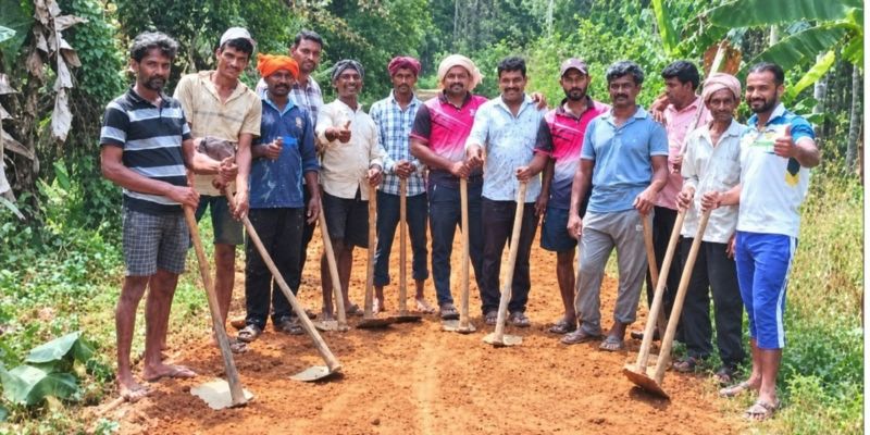 ಹದಗೆಟ್ಟಿದ್ದ ರಸ್ತೆ ದುರಸ್ತಿಪಡಿಸಿದ ಮತ್ತಿಹಳ್ಳಿಯ ಶ್ರೀ ರಾಮಾಂಜನೇಯ ಯುವಕ ಸಂಘದ ಸದಸ್ಯರು