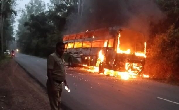 ಬೆಳ್ಳಂಬೆಳಗ್ಗೆ ಹತ್ತಿ ಉರಿದ ಖಾಸಗಿ ಬಸ್ ಅಪಾಯದಿಂದ ಪರಾದ ಪ್ರಯಾಣಿಕರು