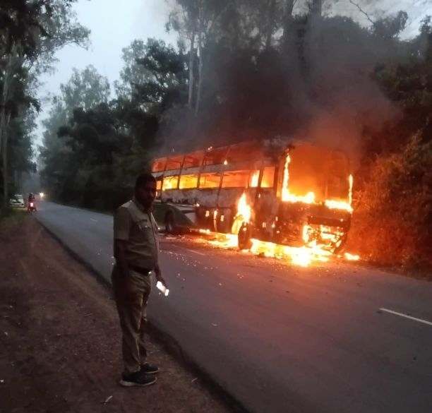 ಬೆಳ್ಳಂಬೆಳಗ್ಗೆ ಹತ್ತಿ ಉರಿದ ಖಾಸಗಿ ಬಸ್ ಅಪಾಯದಿಂದ ಪರಾದ ಪ್ರಯಾಣಿಕರು