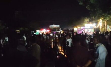 ರಾತ್ರಿಯಾದರೂ ನಿಲ್ಲದ ಕಬ್ಬು ಬೆಳೆಗಾರರ ಹೋರಾಟ