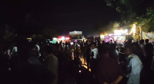 ರಾತ್ರಿಯಾದರೂ ನಿಲ್ಲದ ಕಬ್ಬು ಬೆಳೆಗಾರರ ಹೋರಾಟ