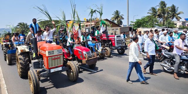 ಉರಿಬಿಸಿಲಲ್ಲೂ ನಿಲ್ಲದ ರೈತರ ಧರಣಿ; ಎರಡನೇ ದಿನವೂ ಹೆದ್ದಾರಿ ಬಂದ್