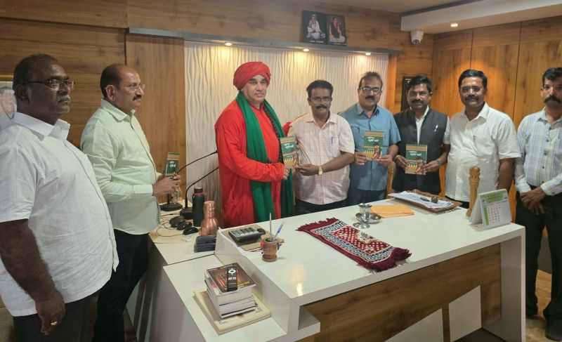 ಕೂಡಲಸಂಗಮ ಜಗದ್ಗುರುಗಳಿಂದ ಡಾ.ಮಲ್ಲಿಕಾರ್ಜುನ ಛಬ್ಬಿಯವರ ಕವನ ಸಂಕಲನ ಲೋಕಾರ್ಪಣೆ