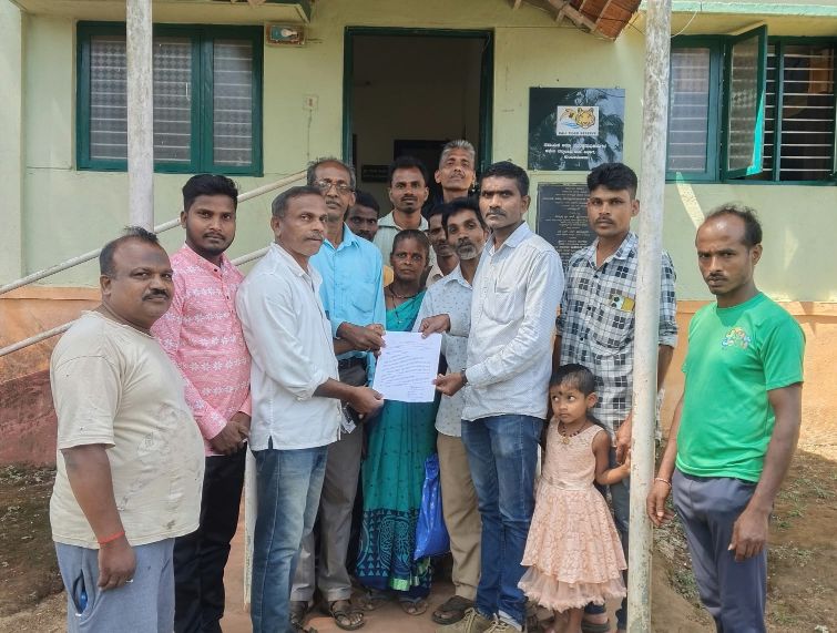 ಕಣಜ ಹುಳು ದಾಳಿಗೆ ತೀವ್ರ ಅಸ್ವಸ್ಥಗೊಂಡ ರೈತ: ಚಿಕಿತ್ಸಾ ವೆಚ್ಚ, ಪರಿಹಾರ ಹಾಗೂ ಉದ್ಯೋಗ ನೀಡದಿದ್ದರೆ ಉಗ್ರ ಪ್ರತಿಭಟನೆಯ ಎಚ್ಚರಿಕೆ!
